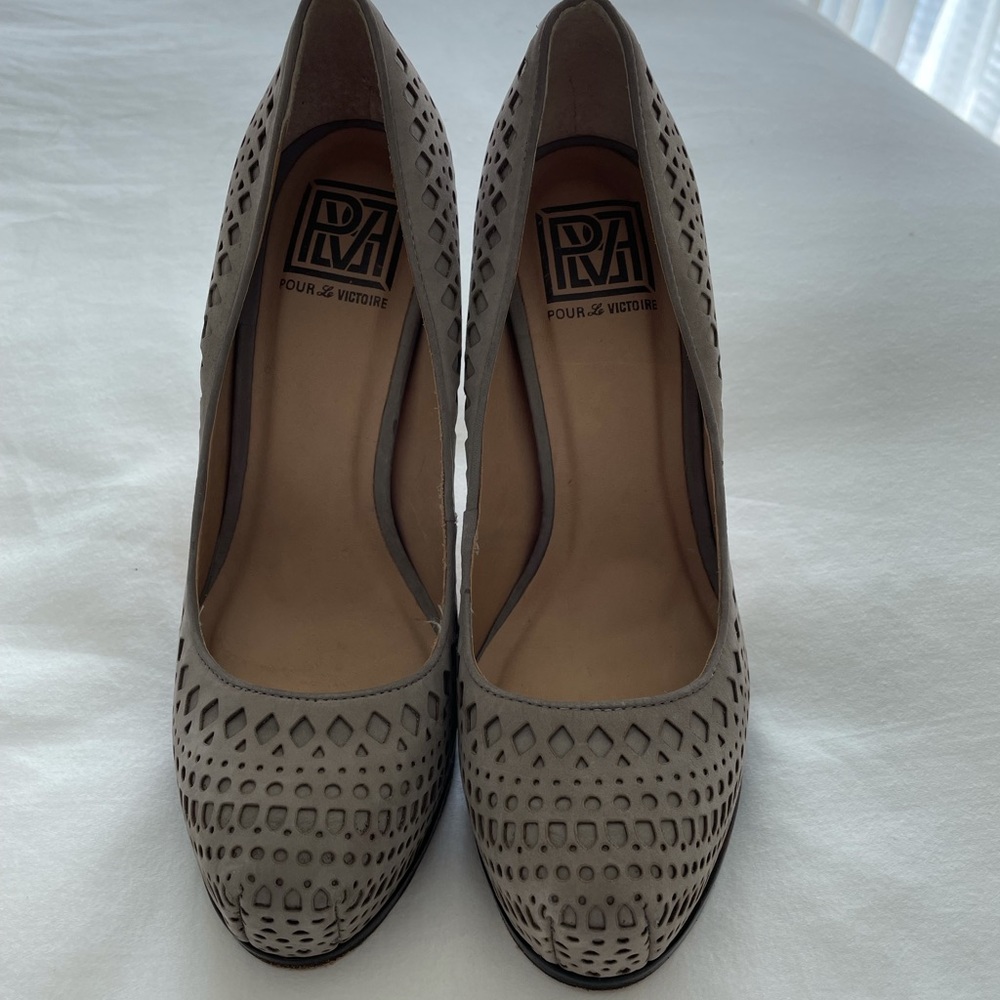 Pour le Victoire tan pumps 7.5